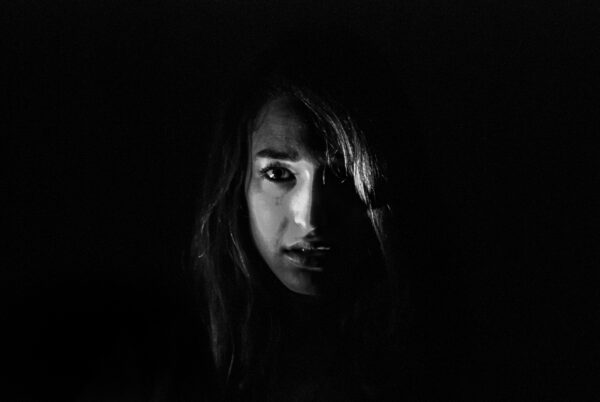 Portrait de Charlotte Mangel – Photographie Fine Art en Noir et Blanc